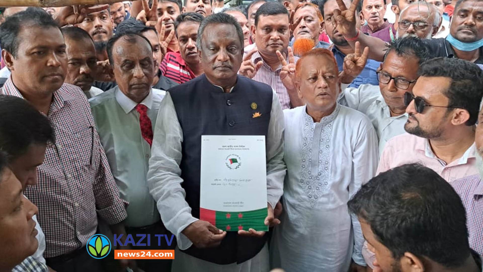 চাঁদপুর-২ আসন থেকে আ.লীগের দলীয় মনোনয়ন ফরম জমা দিলেন বীর মুক্তিযোদ্ধা এমএ কুদ্দুস