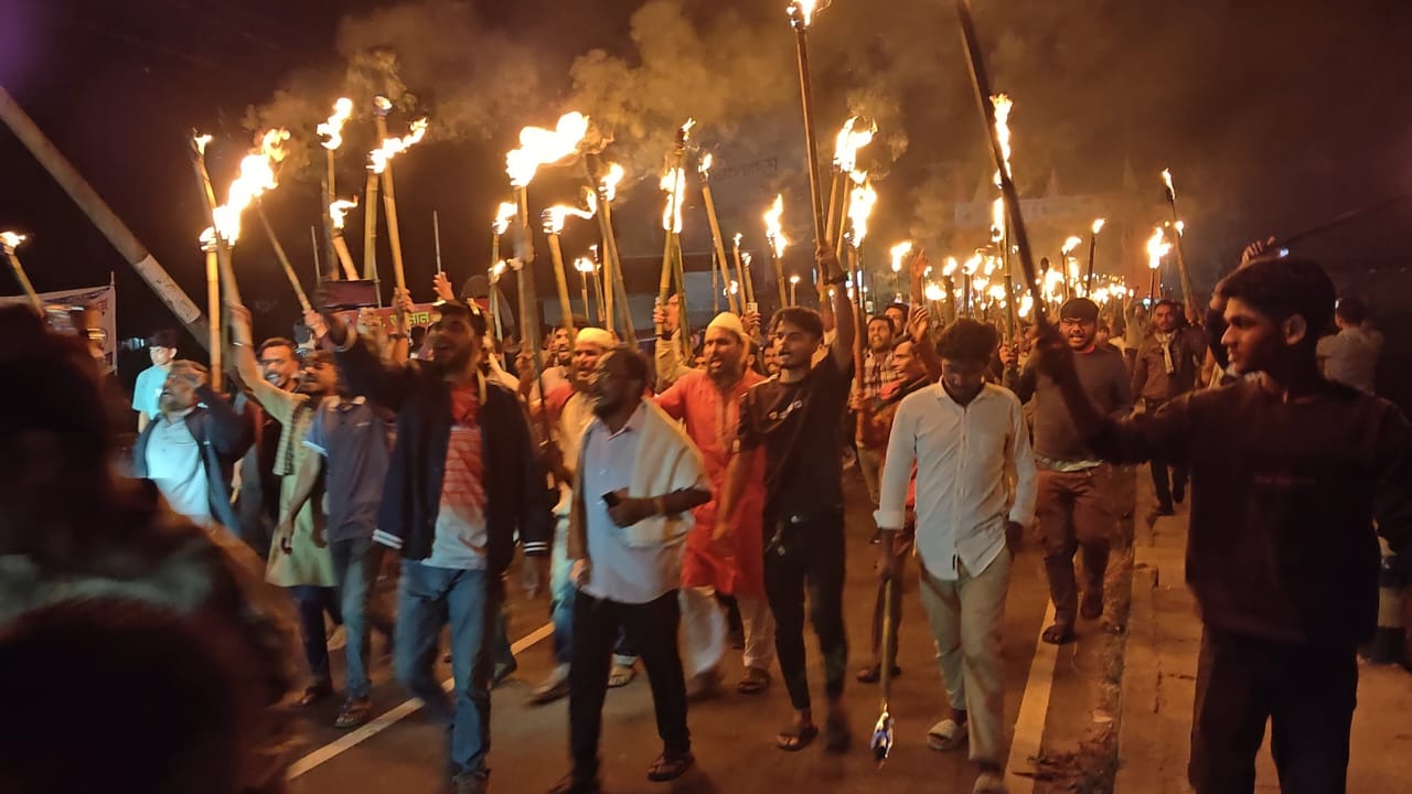 চাঁদপুর-২ আসনে বিএনপির মনোনয়ন পরিবর্তনের দাবিতে মশাল মিছিল