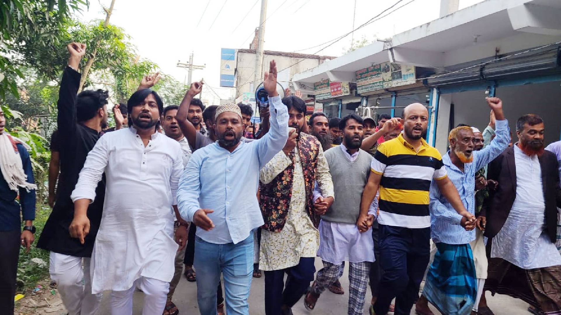 চাঁদপুর-২ আসনে মায়া চৌধুরী নৌকা পাওয়ায় আমিনপুর নতুন বাজারে আনন্দ মিছিল ও মিষ্টি বিতরণ