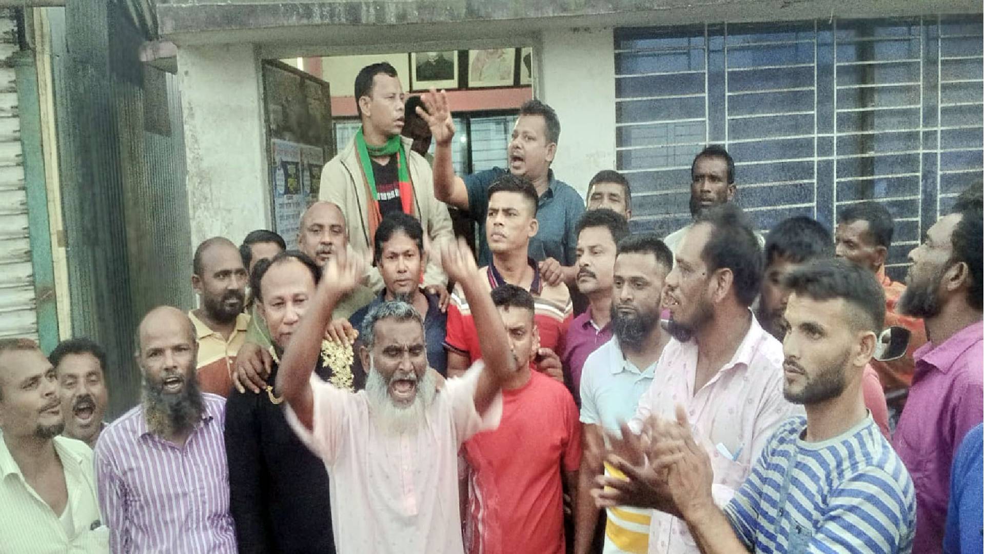 চাঁদপুর-২ আসনে মায়া চৌধুরী নৌকা পাওয়ায় মতলব উত্তরে শ্রমিক লীগের আনন্দ মিছিল