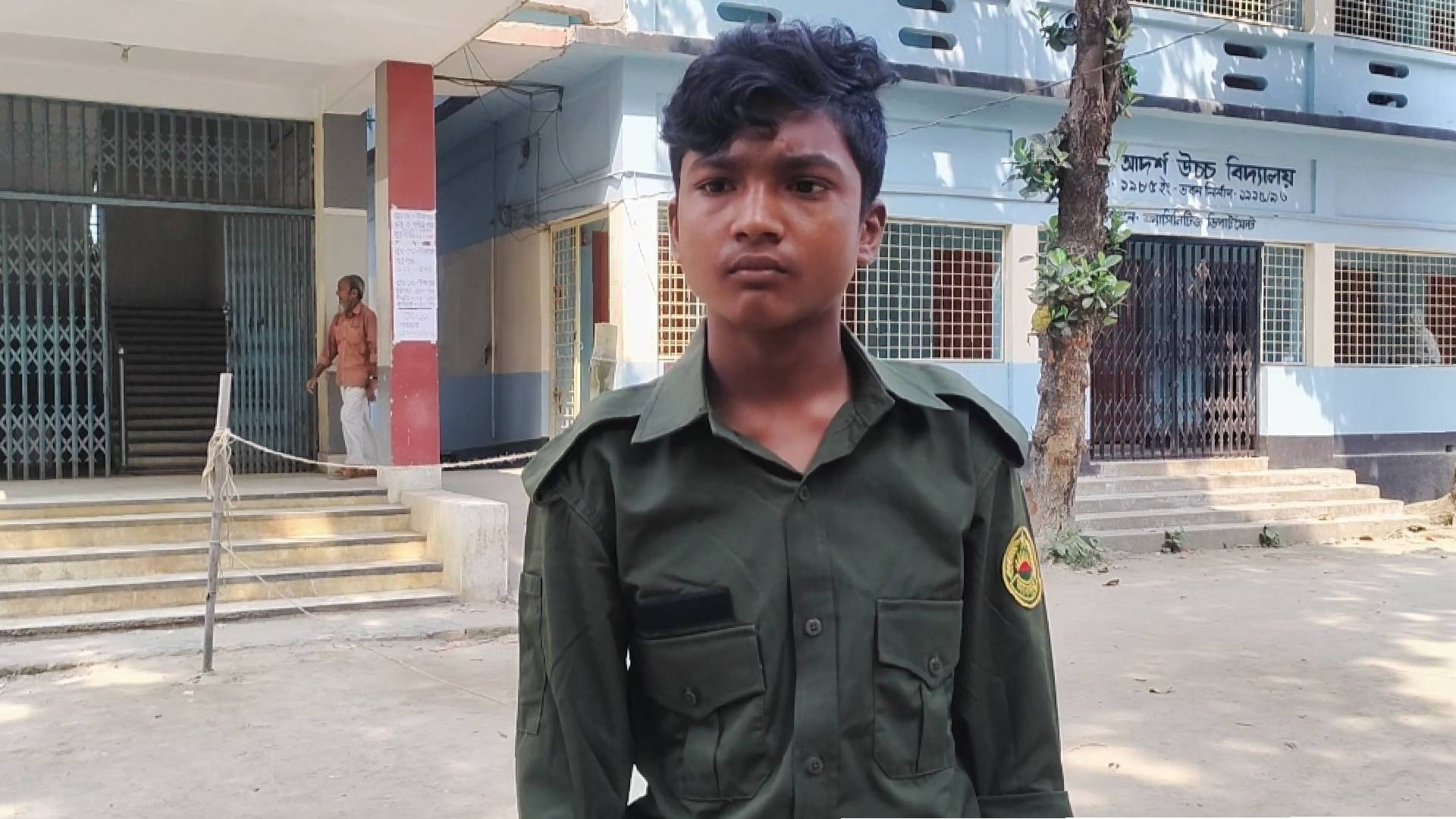 চাচার পোশাক পড়ে ভোটকেন্দ্রে আনসারের দায়িত্বে ৮ম শ্রেণির ছাত্র