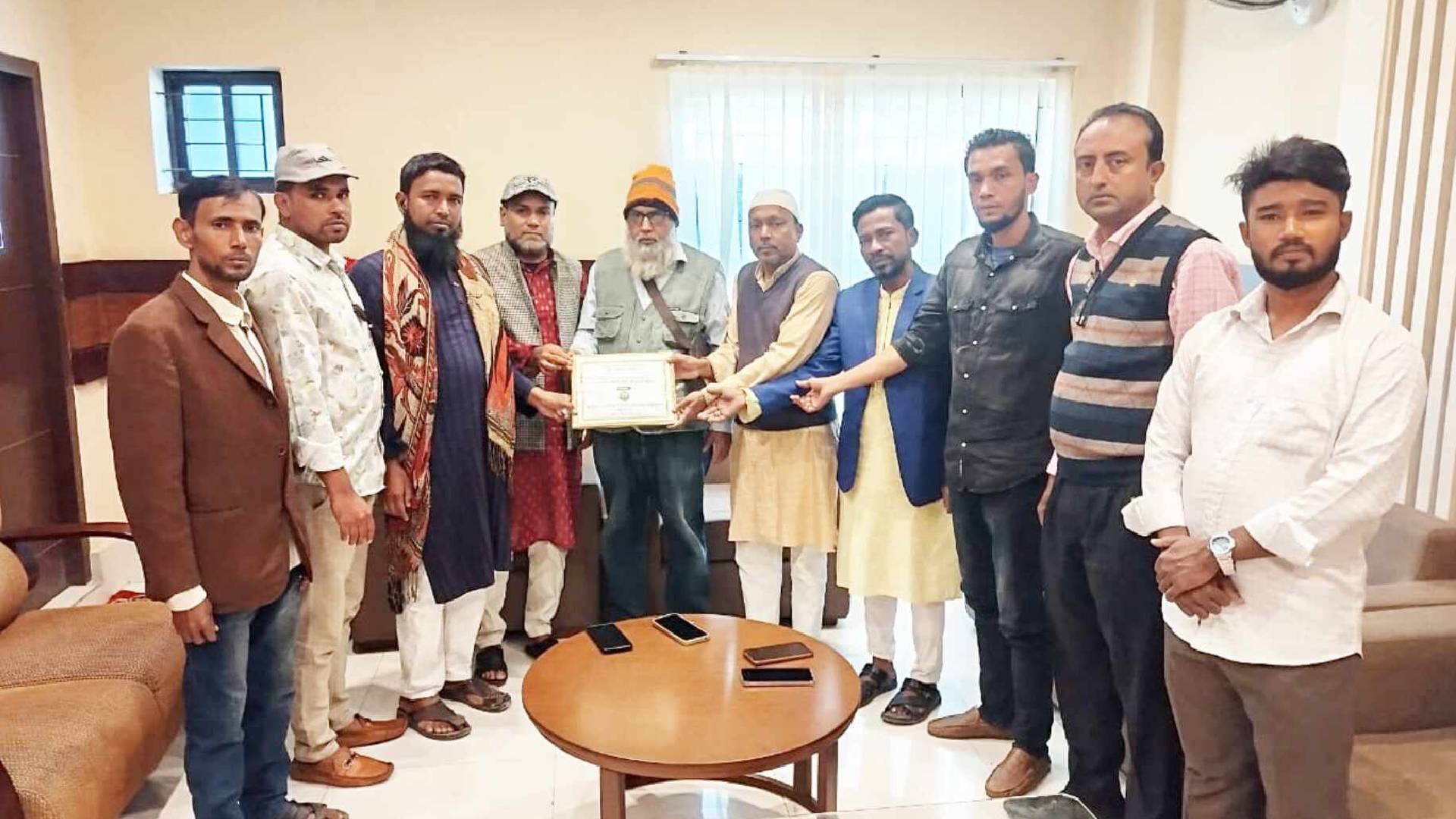 চৌদ্দগ্রামে অসুস্থ সংবাদকর্মীকে নগদ অর্থ প্রদান