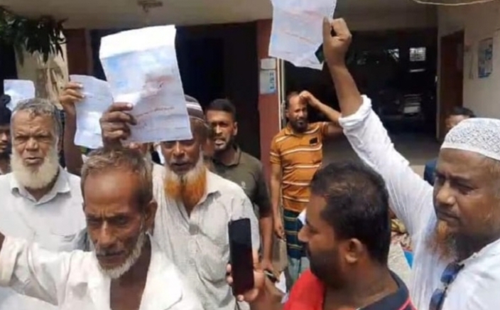 চৌদ্দগ্রামে অস্বাভাবিক বিদ্যুৎ বিলের বিরুদ্ধে গ্রাহকদের বিক্ষেভ।