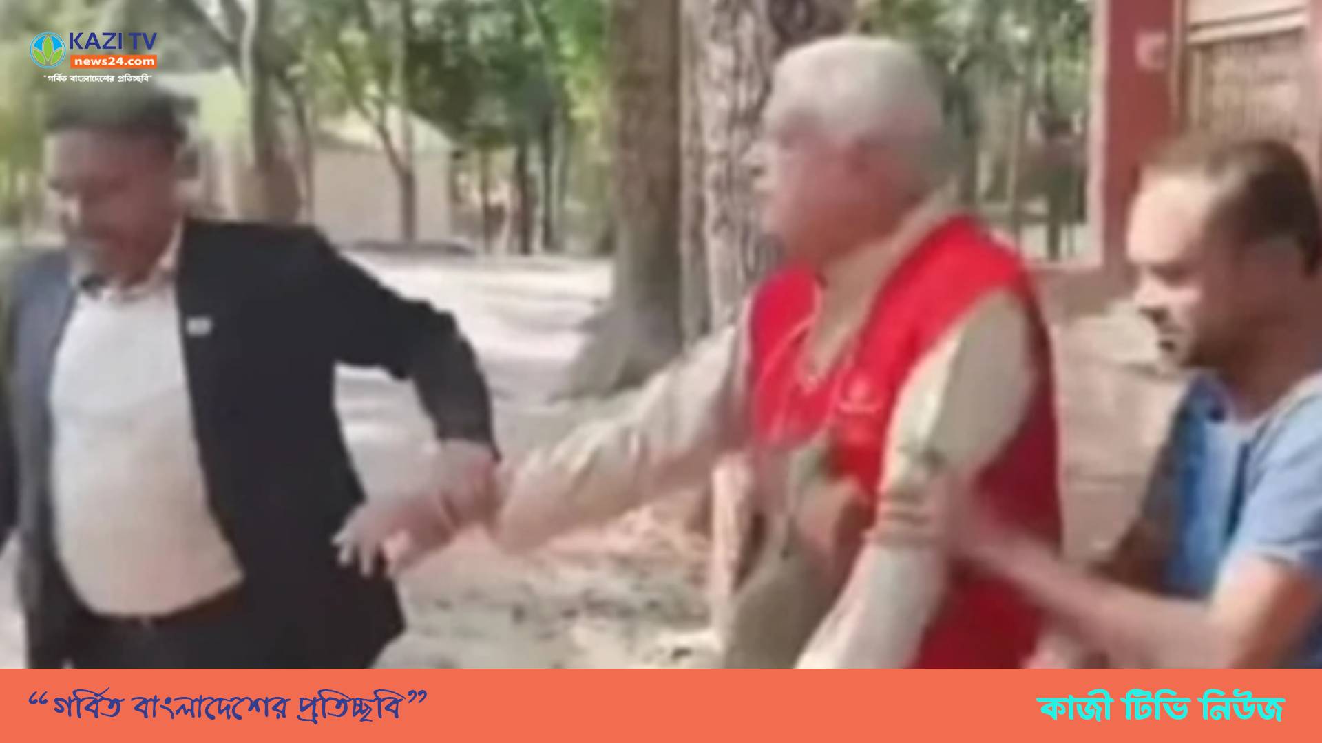 চৌদ্দগ্রামে বিজয়ের মাসে বীর মুক্তিযোদ্ধার গলায় জুতার মালা