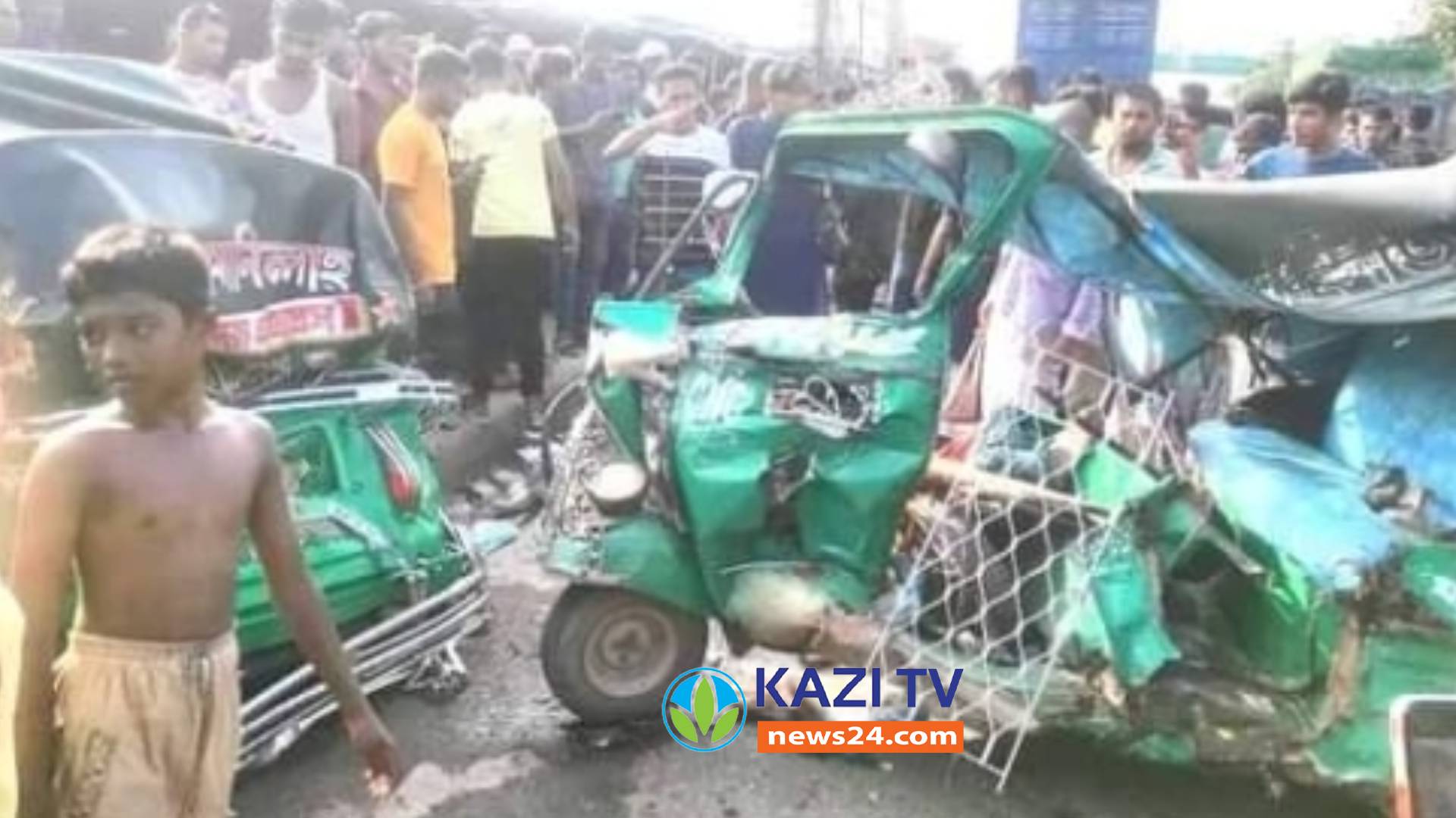চৌদ্দগ্রামে মালবাহী কভারভ্যান ও সি এন জির সংঘর্ষে নিহত ২ আহত ২।