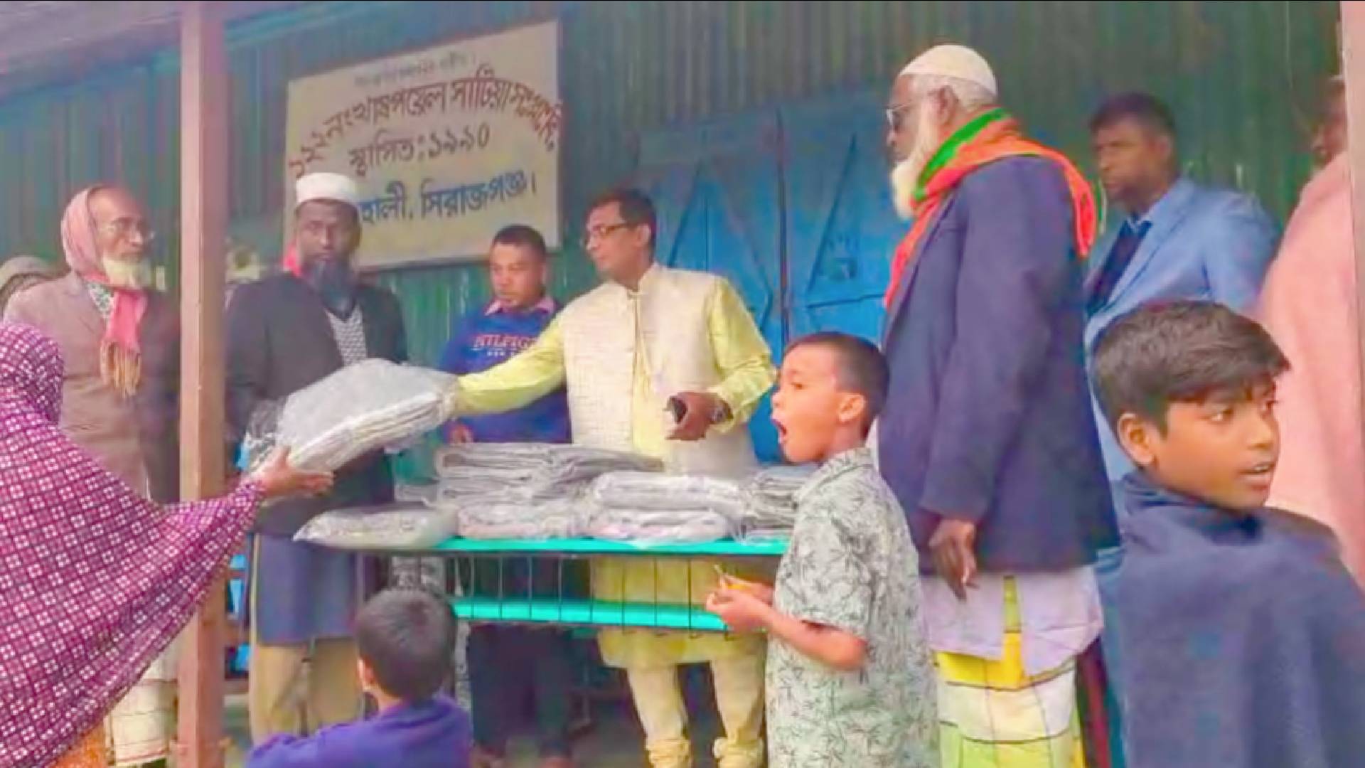 চৌহালীতে তোহফা এগ্রো কেয়ার এর উদ্যোগে দুস্থদের মাঝে কম্বল বিতরণ