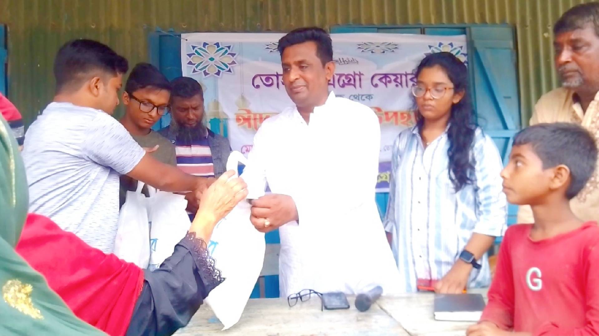চৌহালীতে মোল্লা ফাউন্ডেশন এর উদ্যোগে দুস্থদের মাঝে ঈদ উপহার।