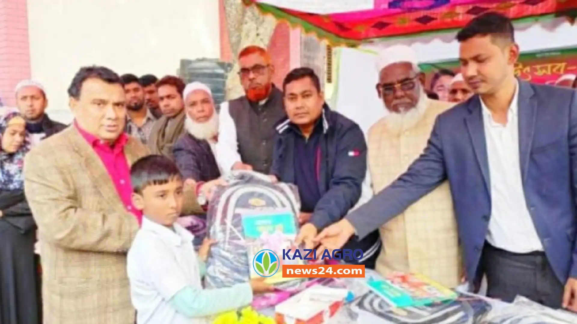 ছাত্র-ছাত্রীদের হাতে নতুন বইয়ের সঙ্গে ব্যাগ দিলেন  চেয়ারম্যান জাহিদ হাসান জিন্নাহ