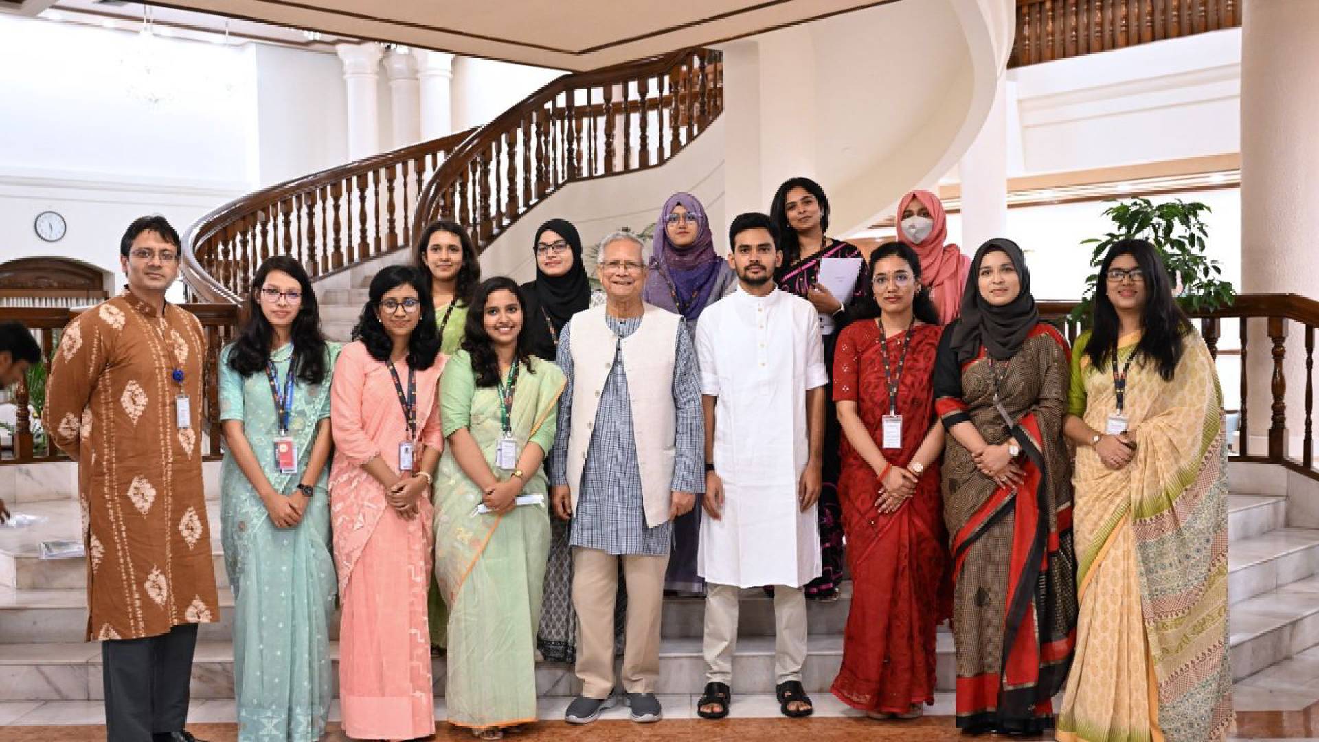 জাতীয় নীতি প্রতিযোগিতা বিজয়ী শিক্ষার্থীদের সঙ্গে প্রধান উপদেষ্টার শুভেচ্ছা বিনিময়