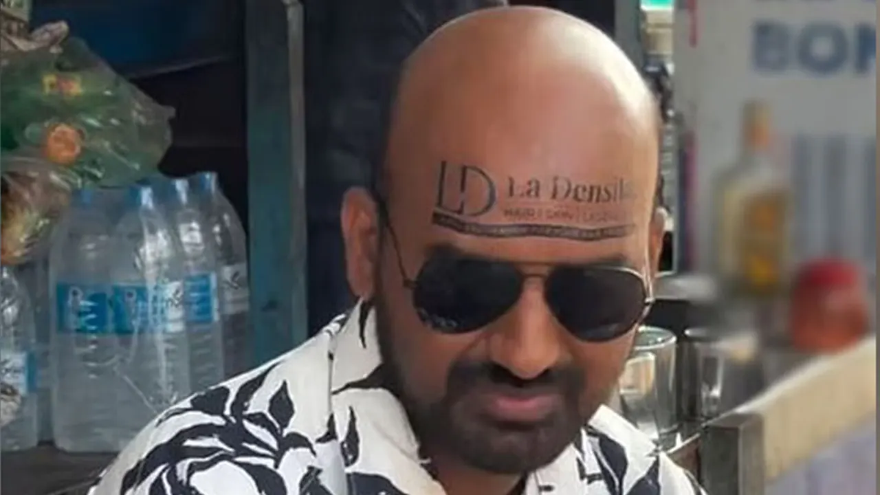 টাক মাথায় বিলবোর্ড বানিয়ে মোটা অঙ্কের আয়