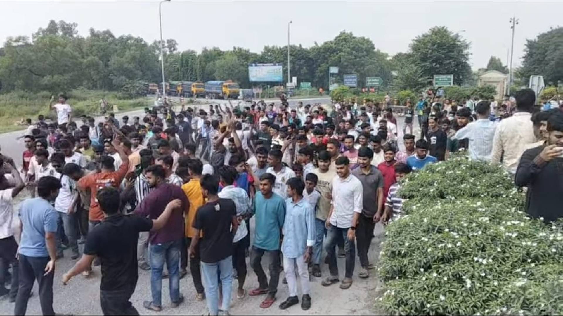 টাঙ্গাইলকে ঢাকা বিভাগে রাখার দাবিতে যমুনা সেতু মহাসড়ক অবরোধ