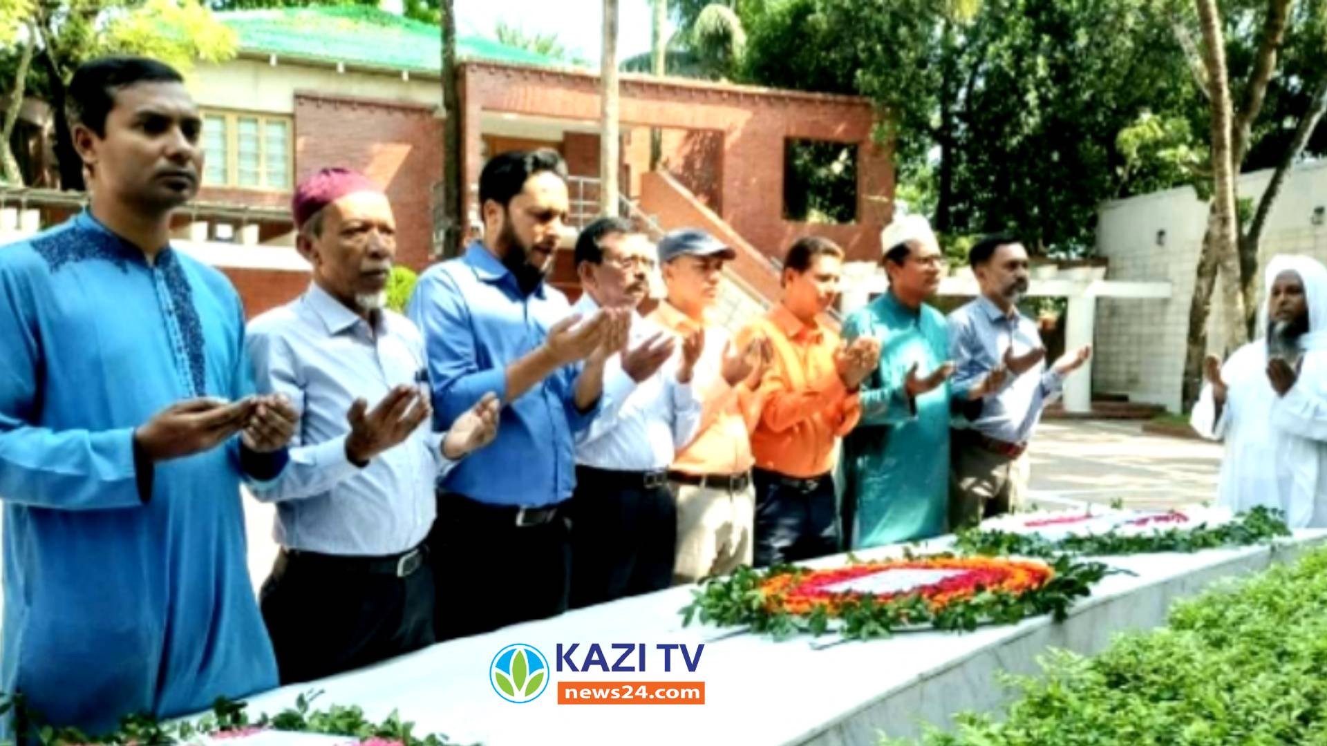 টুঙ্গিপাড়ায় বঙ্গবন্ধুর সমাধিতে নোয়াখালী প্রেসক্লাব নেতৃবৃন্দের শ্রদ্ধা নিবেদ