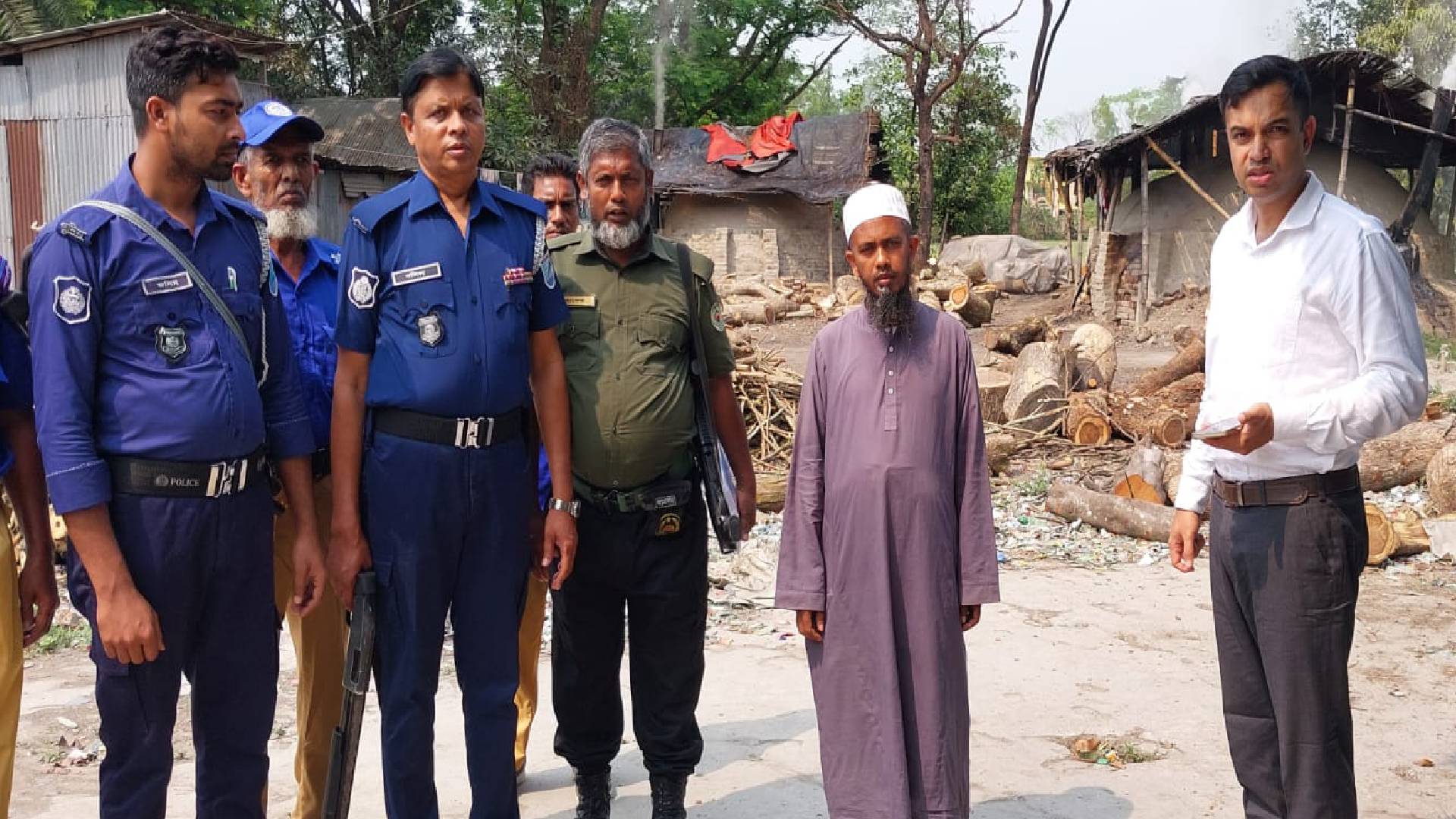 ডাসারে ভ্রাম্যমান আদালতের অভিযানে কাঠ পোড়ানো কয়লার কারখানা মালিকে দশ হাজার টাকা জরিমানা
