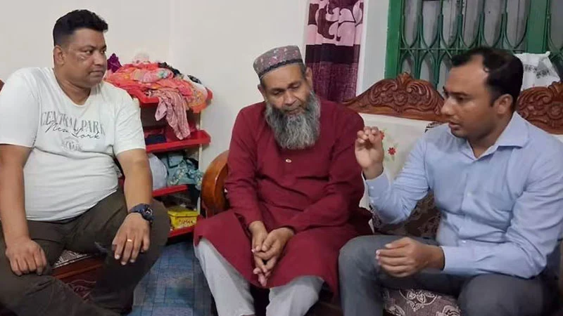 তারেক রহমানকে নিয়ে মন্তব্যের অভিযোগ, শিক্ষককে সসম্মানে বাড়ি পাঠাল পুলিশ