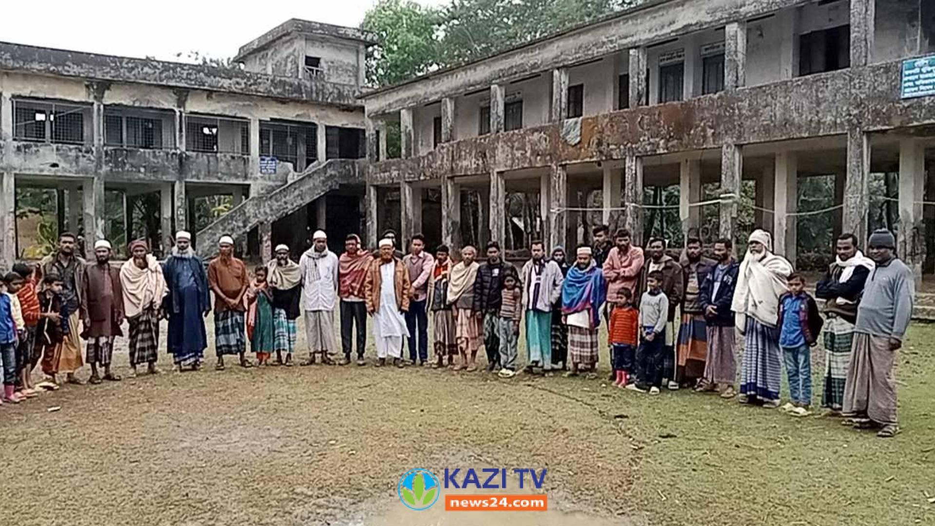 তালতলীতে প্রাথমিক বিদ্যালয়ের ঝুঁকিপূর্ণ ভবন অপসারণ ও নতুন ভবন নির্মাণের জন্য মানববন্ধন