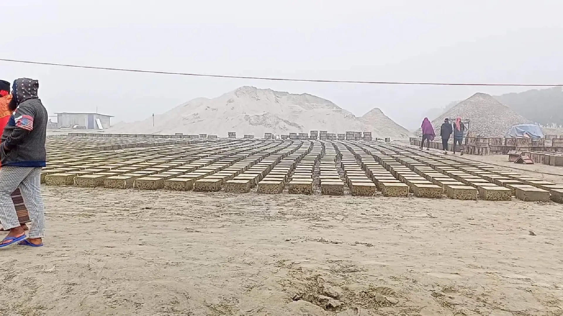 দহগ্রামে নিম্নমানের  ব্লক তৈরিতে অনিয়ম, এলাকাবাসীর বাধায় কাজ বন্ধ