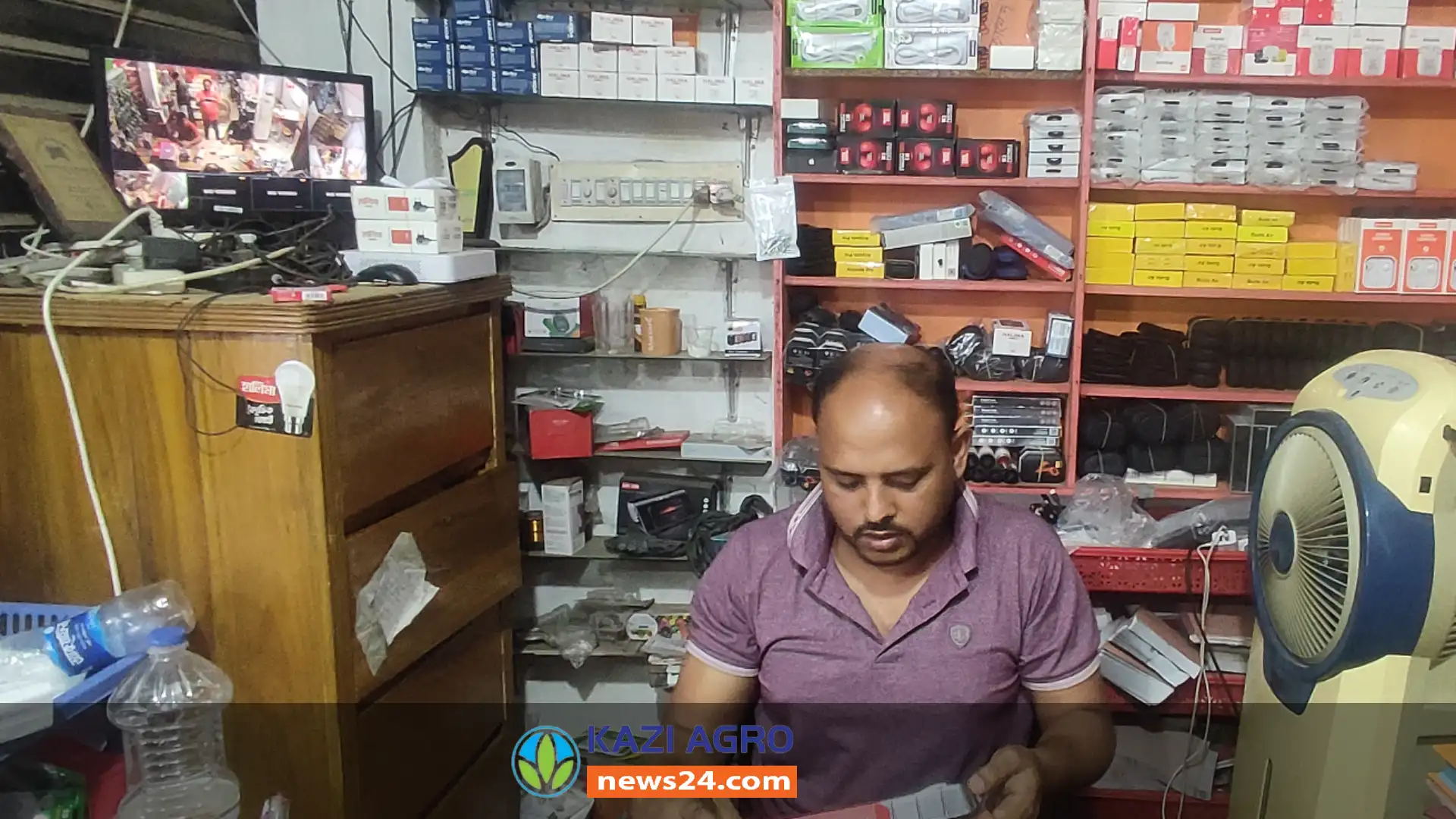 দাউদকান্দির গৌরিপুর বাজারে হালিমা টেলিকম জনপ্রিয়তার শীর্ষে