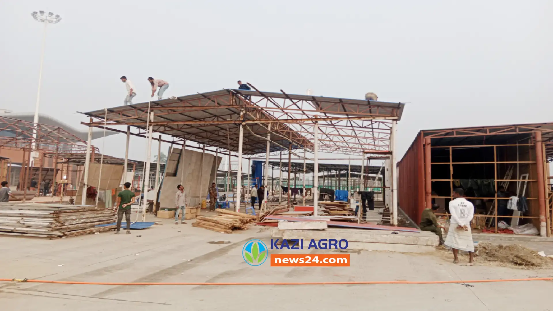 দিনরাত চলছে আন্তর্জাতিক বাণিজ্য মেলার স্টল নির্মাণকাজ