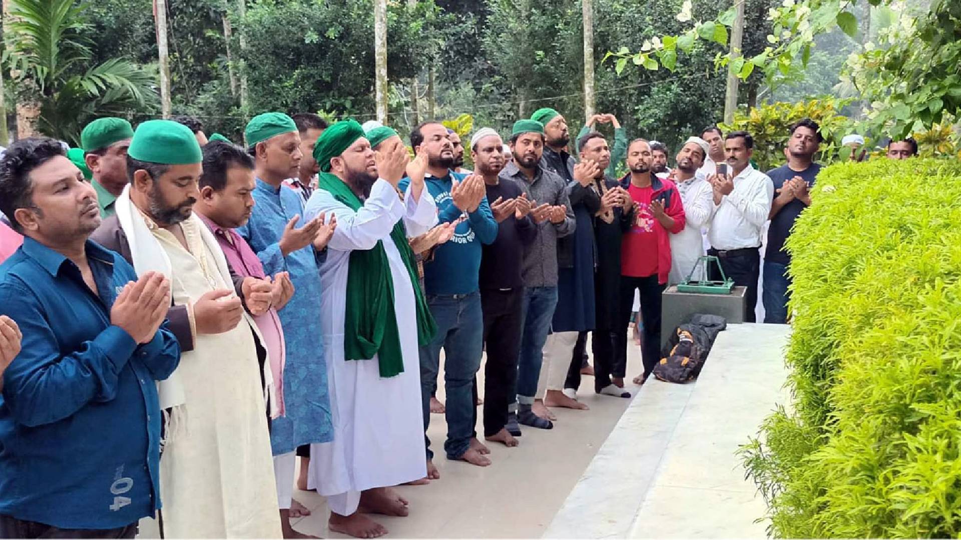 দিপু চৌধুরীর সুস্থতা কামনায় ফরাজীকান্দি মাদ্রাসায় দোয়া