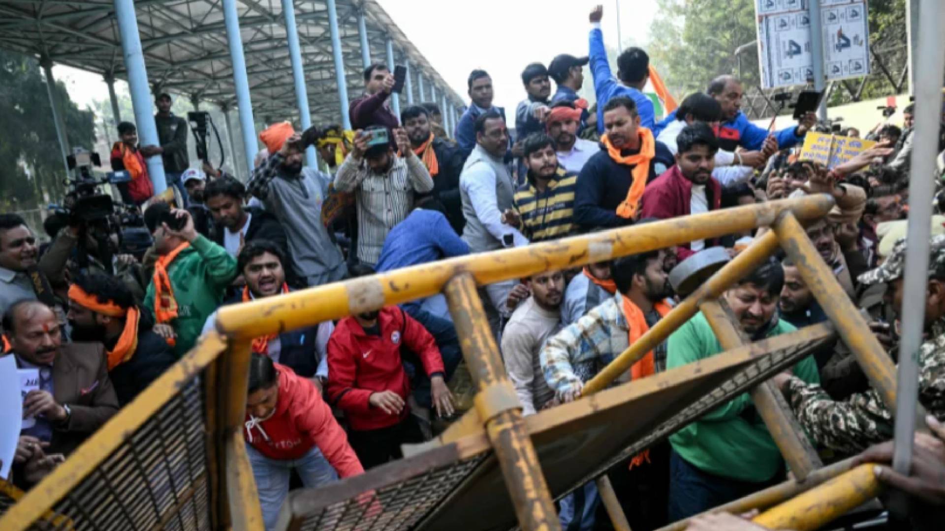 দিল্লিতে বাংলাদেশ হাইকমিশনের সামনে বিক্ষোভ, সংঘর্ষ