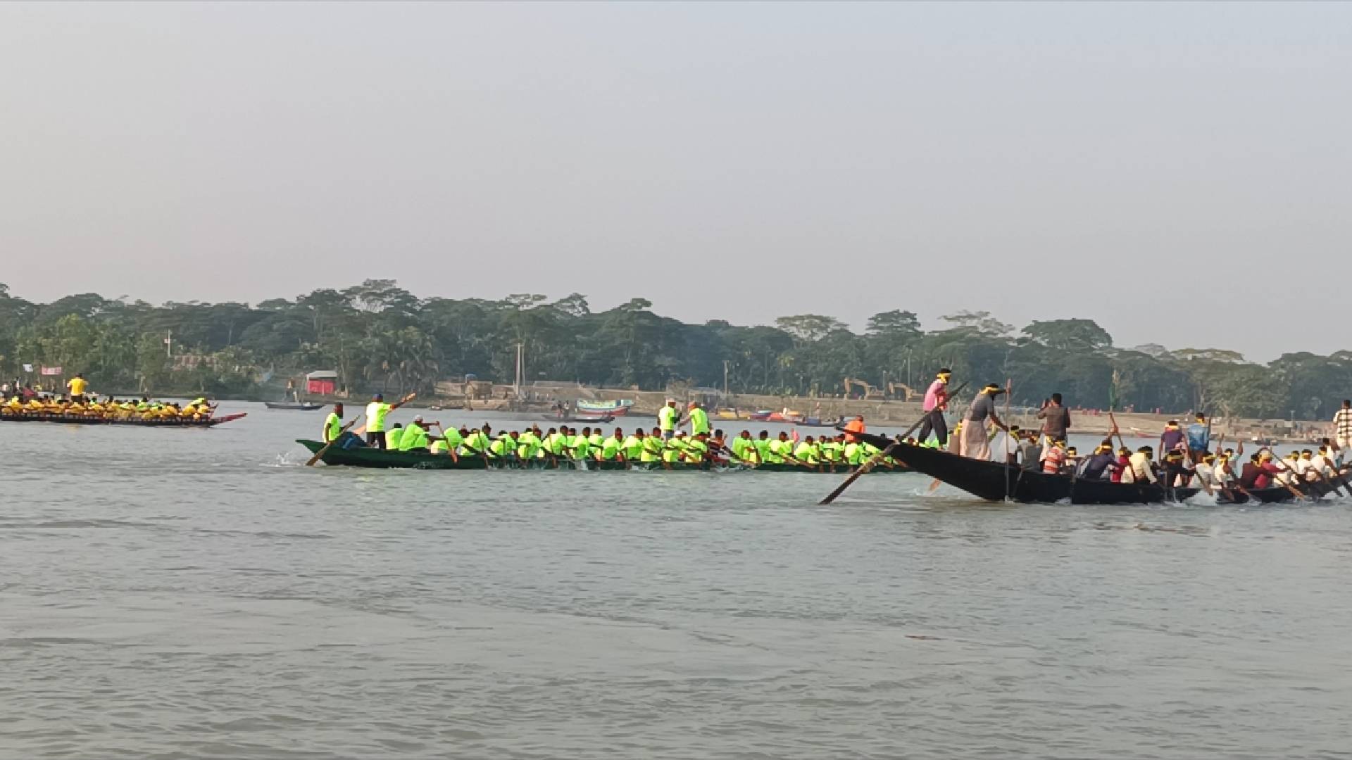দুই যুগ পরে গলাচিপায় বিজয় দিবসে নৌকা বাইচ