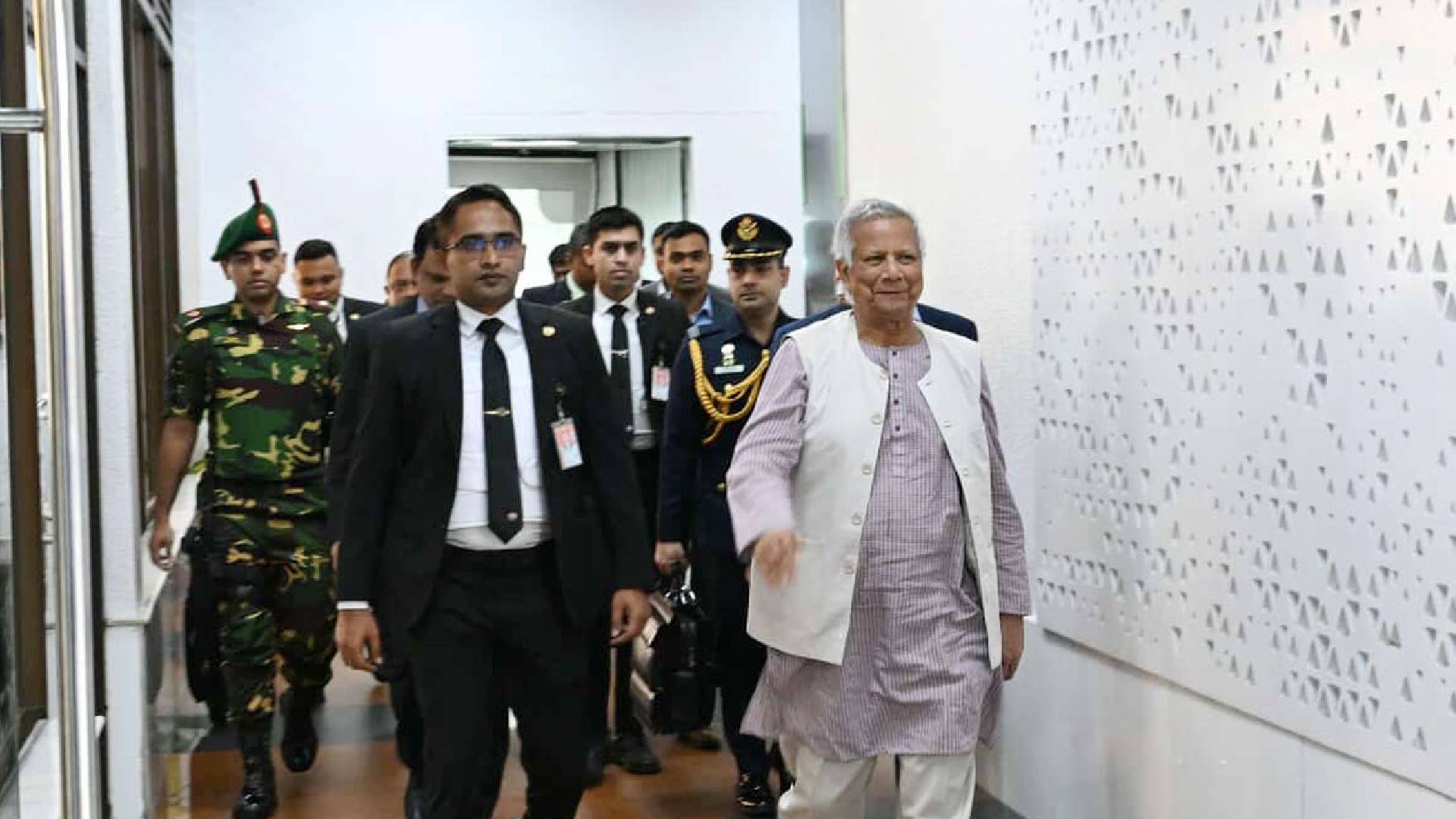 দেশে ফিরেছেন প্রধান উপদেষ্টা