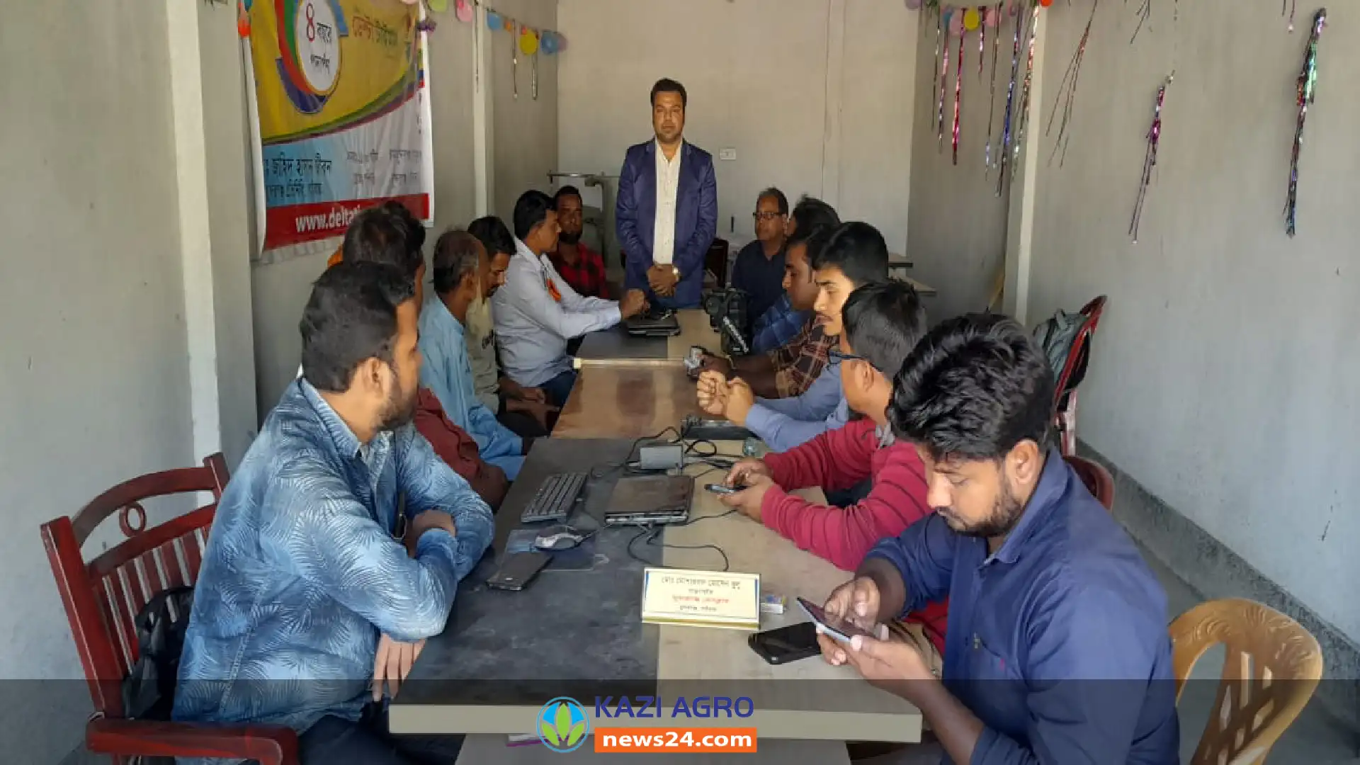 দোকান মালিক সমিতির নির্বাচন উপলক্ষে সাংবাদিকদের করেন ইঞ্জিনিয়ার রুবেল।
