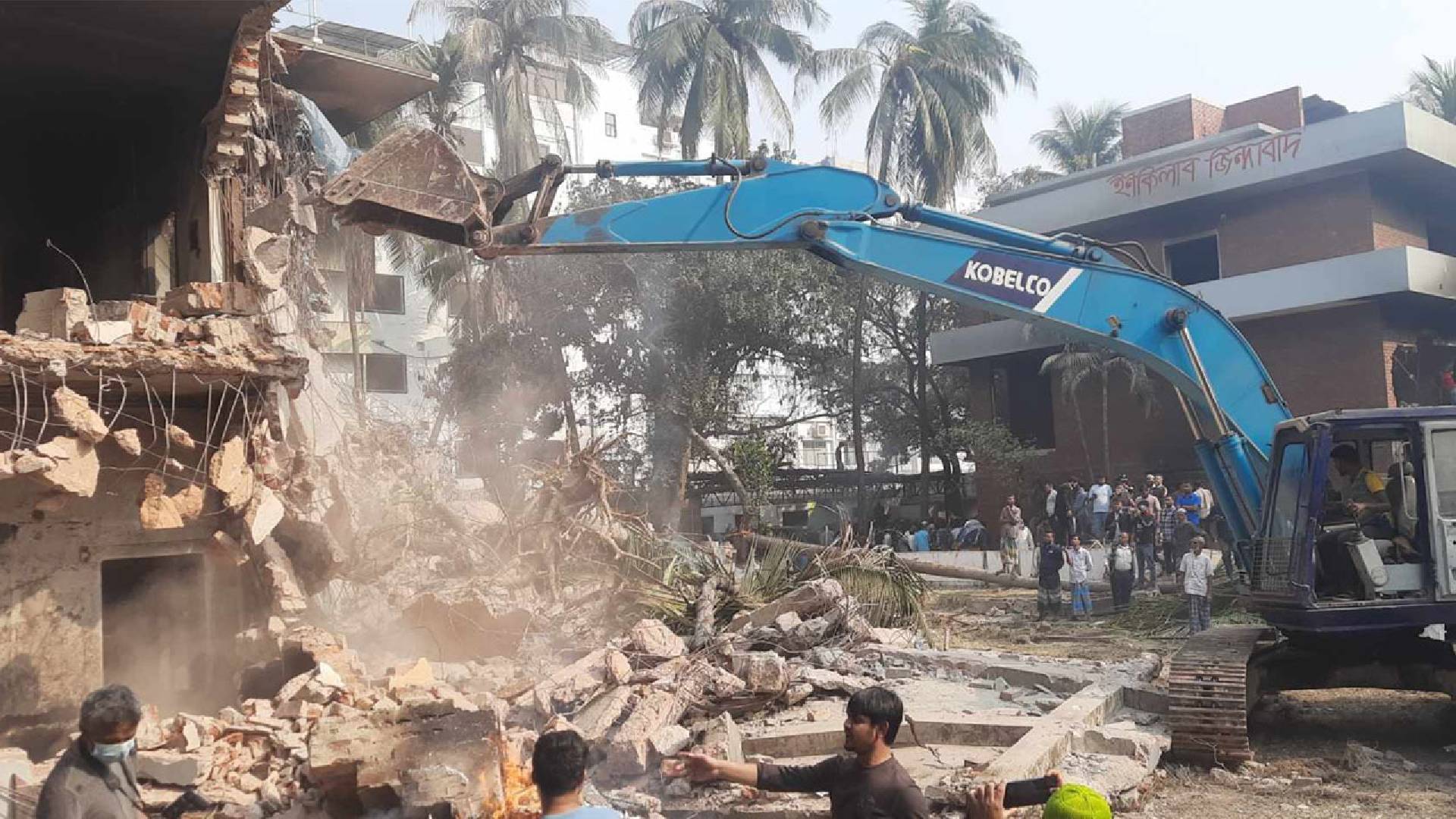 ধানমন্ডি ৩২ এসে এক নারী ও পুরুষের ‘জয় বাংলা’ স্লোগান, অতঃপর...