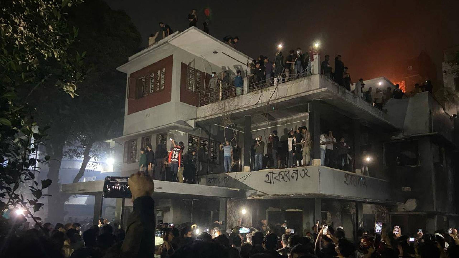 ধানমন্ডিতে উত্তেজিত ছাত্র-জনতা ‘থাকবে না ৩২, থাকবে না ৩২’