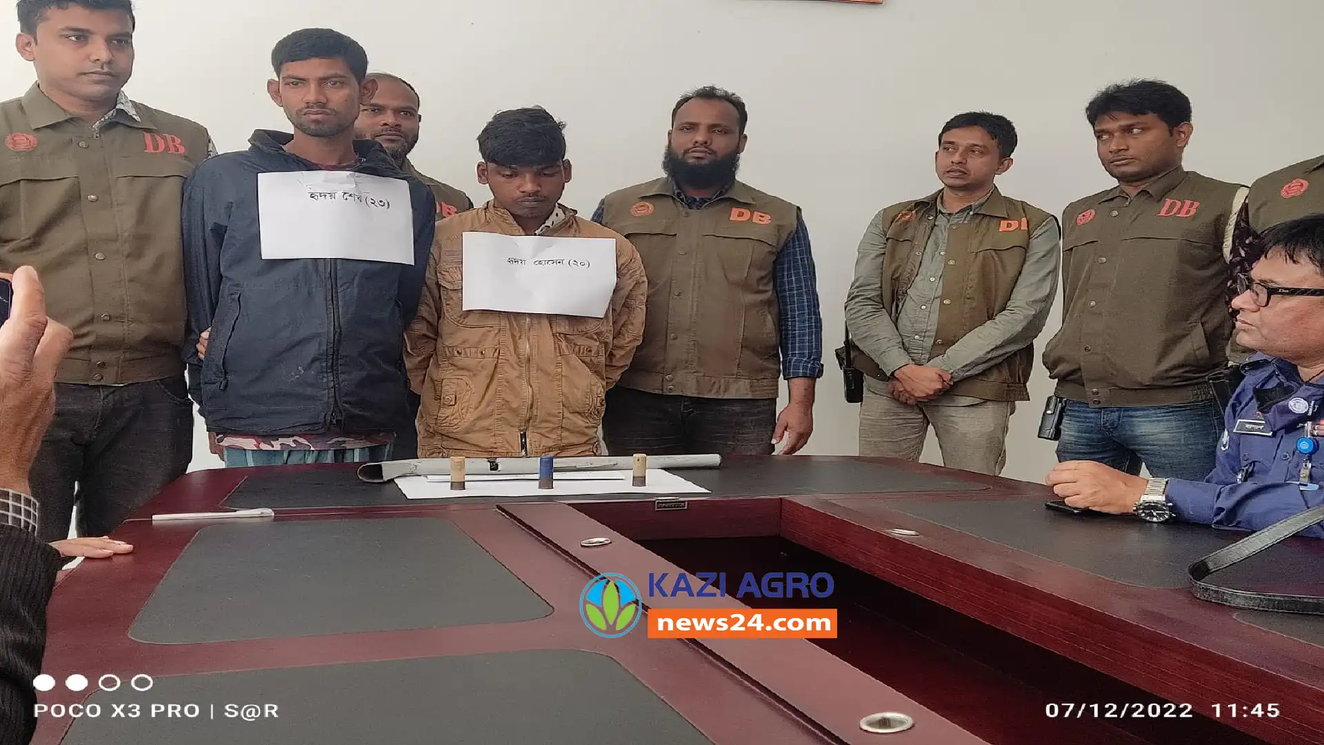 নড়াইলে অস্ত্র ও ৩রাউন্ড গুলি সহ আটক ২