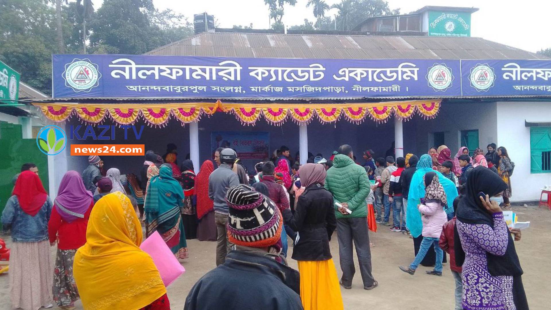 নতুন বই পেয়ে খুশিতে ছাত্রছাত্রীরা