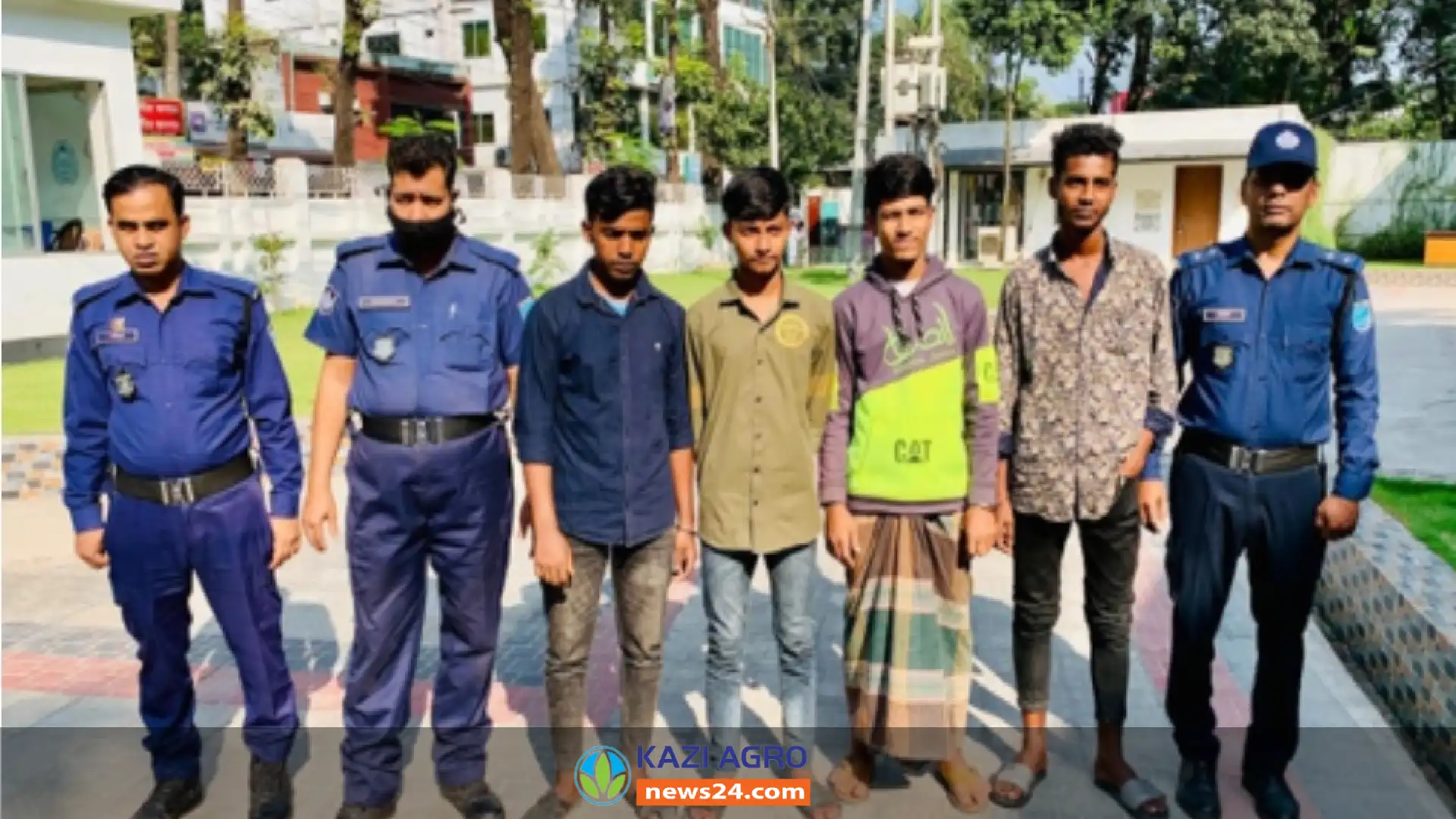 নরসিংদীতে থুতু ফেলাকে কেন্দ্র করে হত্যা: গ্রেপ্তার ৪