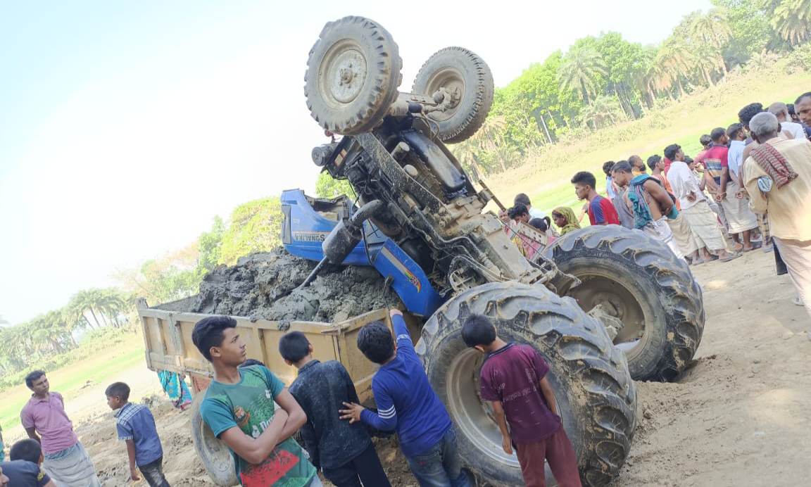 নাটোরের লালপুরে মাটি বোঝাই ট্রাক্টর উল্টে চালক নিহত