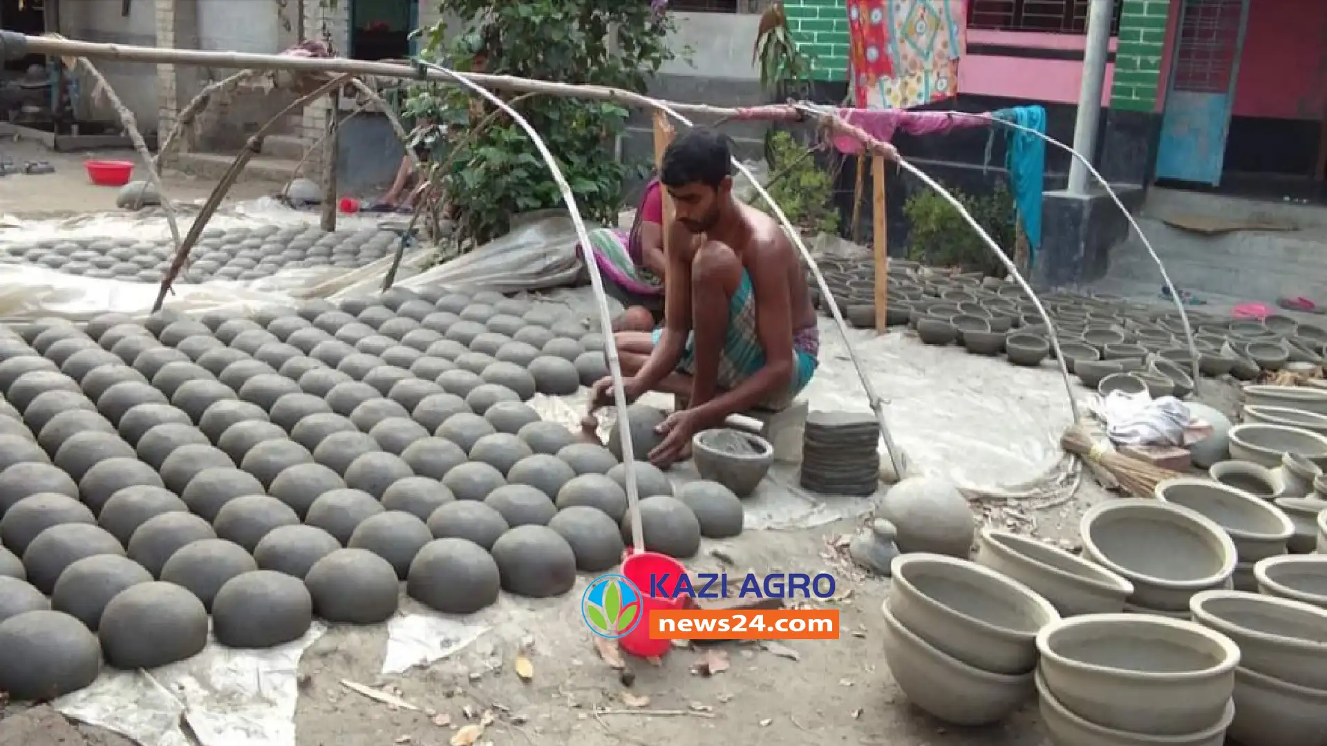 নানান সমস্যা আর পৃষ্ঠপোষকতার অভাবে সংকটের মুখে মৃৎশিল্পীরা
