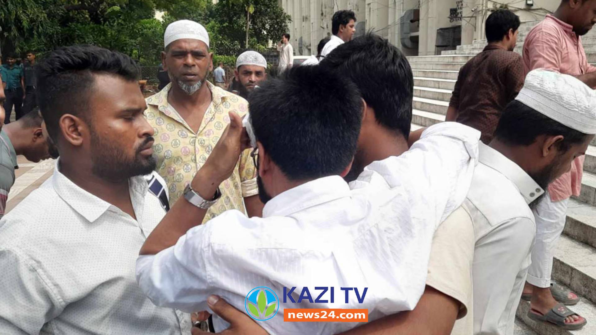 নামাজের আগে নাটকীয়তা বায়তুল মোকাররমে