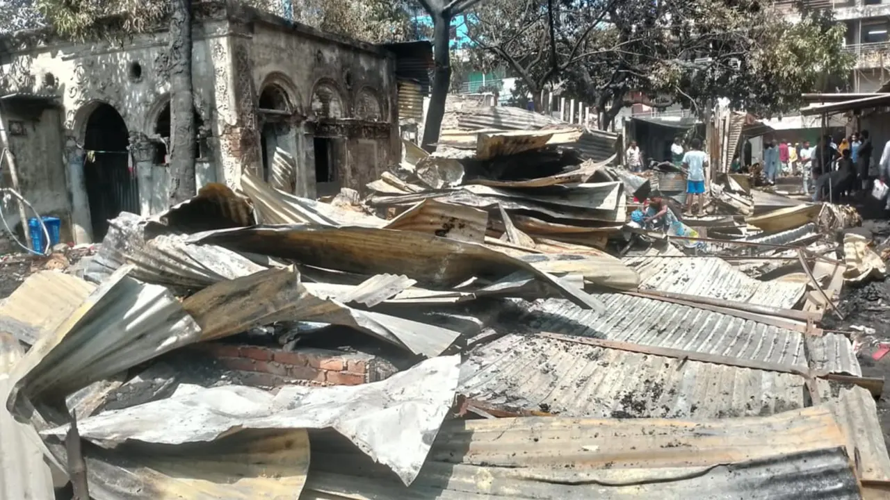 নারায়ণগঞ্জে আগুনে পুড়ল ১৫ দোকান