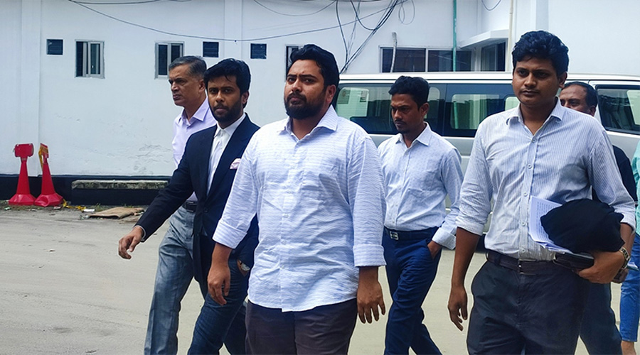 নাহিদ ইসলামকে জেরা করছেন শেখ হাসিনার আইনজীবী