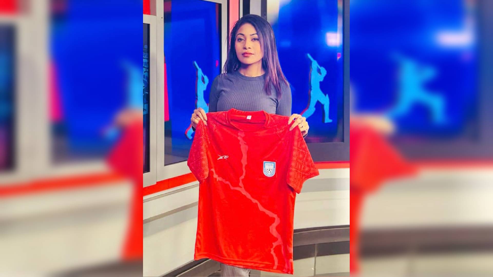 নিজের নকশা করা জার্সি হাতে তাসমিত আফিয়াত আর্নি।