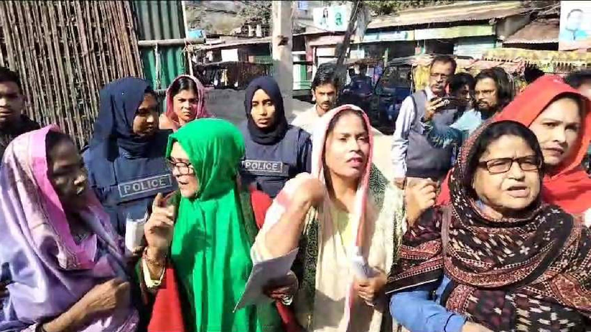 নির্বাচন বর্জনে ঠাকুরগাঁও মহিলাদলের লিফলেট বিতরণ, পুলিশের বাধা