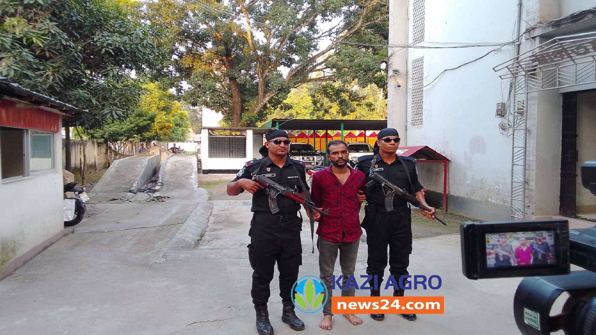 নীলফামারী তে পিচ্চি লিটন(৩৩) অস্ত্র সহ গ্রেফতার