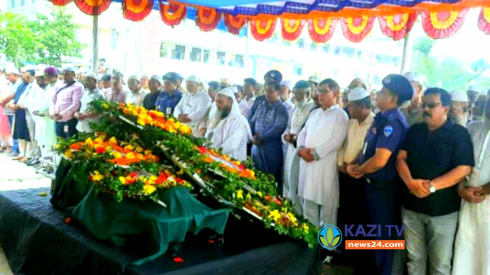 নোয়াখালীতে রাষ্ট্রীয় মর্যাদায় মুক্তিযোদ্ধা মাহমুদুর রহমান বেলায়েতের দাফন সম্পন্ন