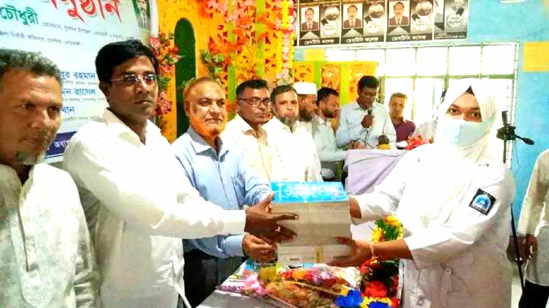 নোয়াখালীতে কলেজ শিক্ষার্থীদের মাঝে বই বিতরণ