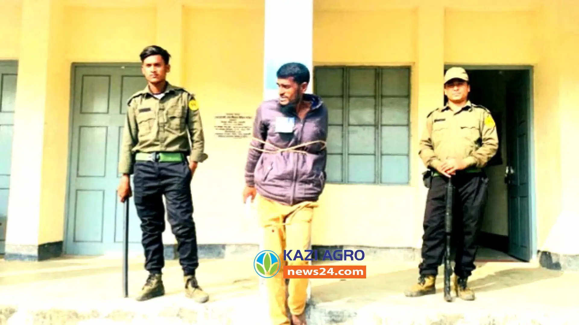 নোয়াখালীতে পোলিং এজেন্টকে দড়ি দিয়ে বেঁধে রাখলেন নির্বাচন কর্মকর্তা