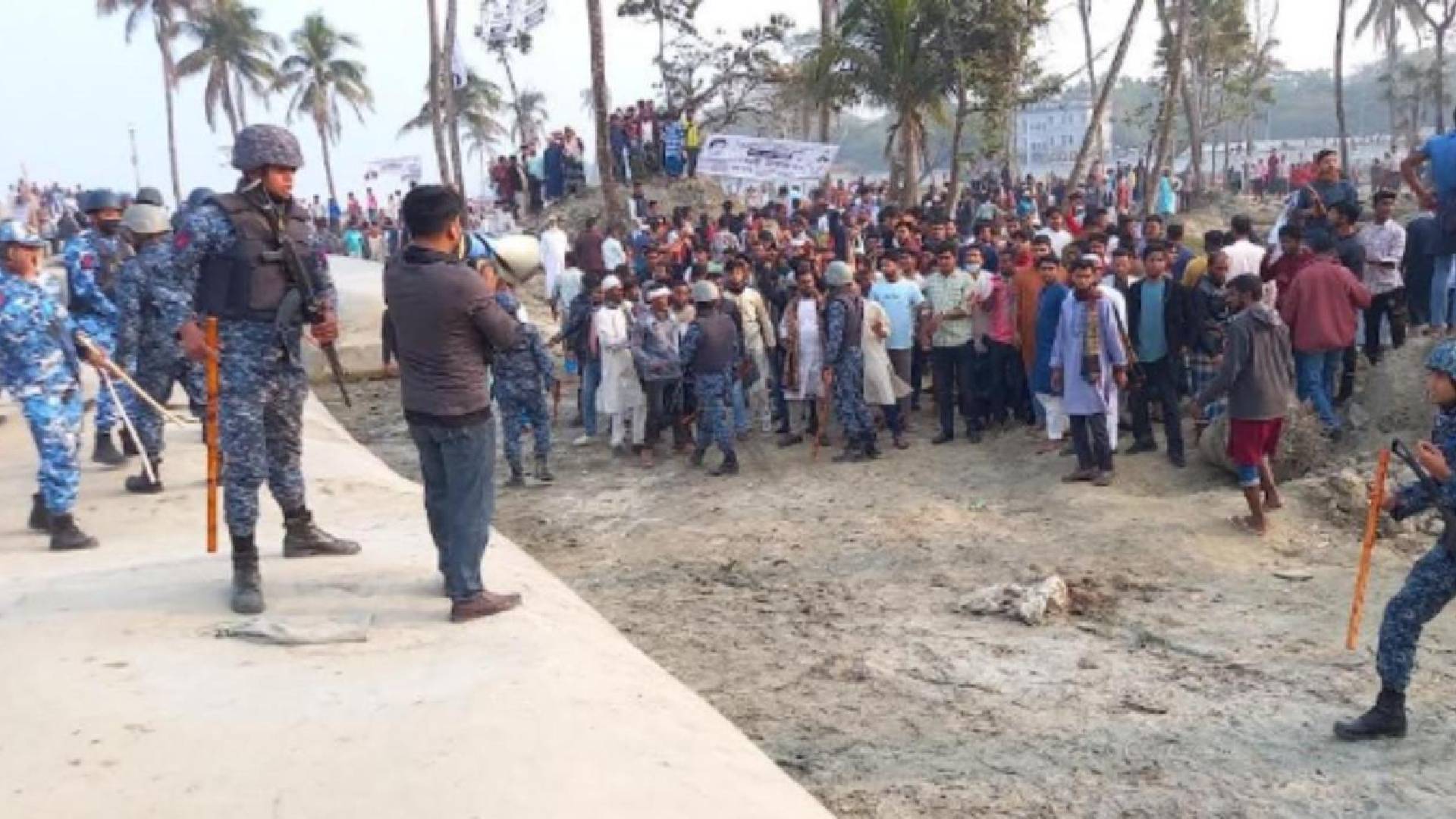 নোয়াখালীতে ফেরি উদ্বোধন ঘিরে বিএনপি–এনসিপি নেতাকর্মীদের সংঘর্ষ, আহত অন্তত ১২