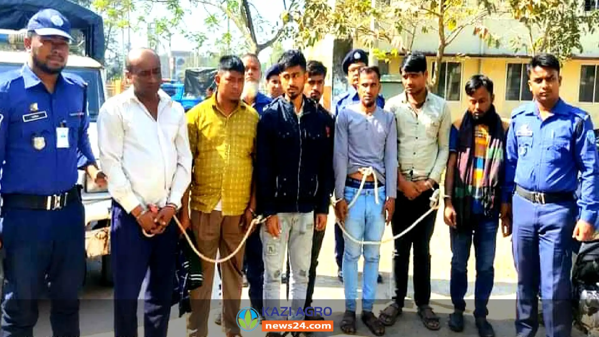 নোয়াখালীতে লুন্ঠিত ঊনিশ ভরি স্বর্ণালংকার, মালামাল ও অস্ত্রসহ ৭ ডাকাত গ্রেপ্তার