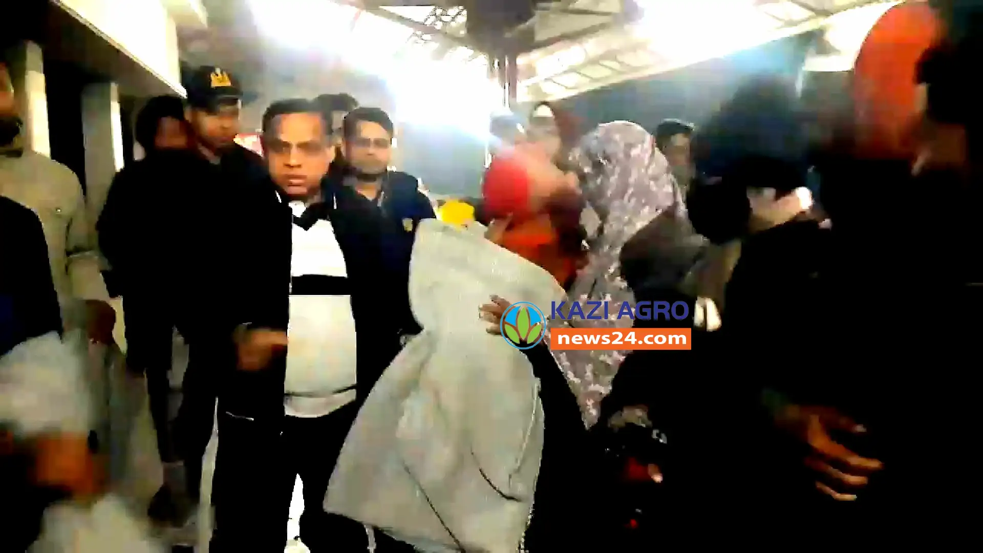 নোয়াখালীতে শীতার্থ ছিন্নমূল মানুষের মাঝে জেলা প্রশাসনের কম্বল বিতরণ