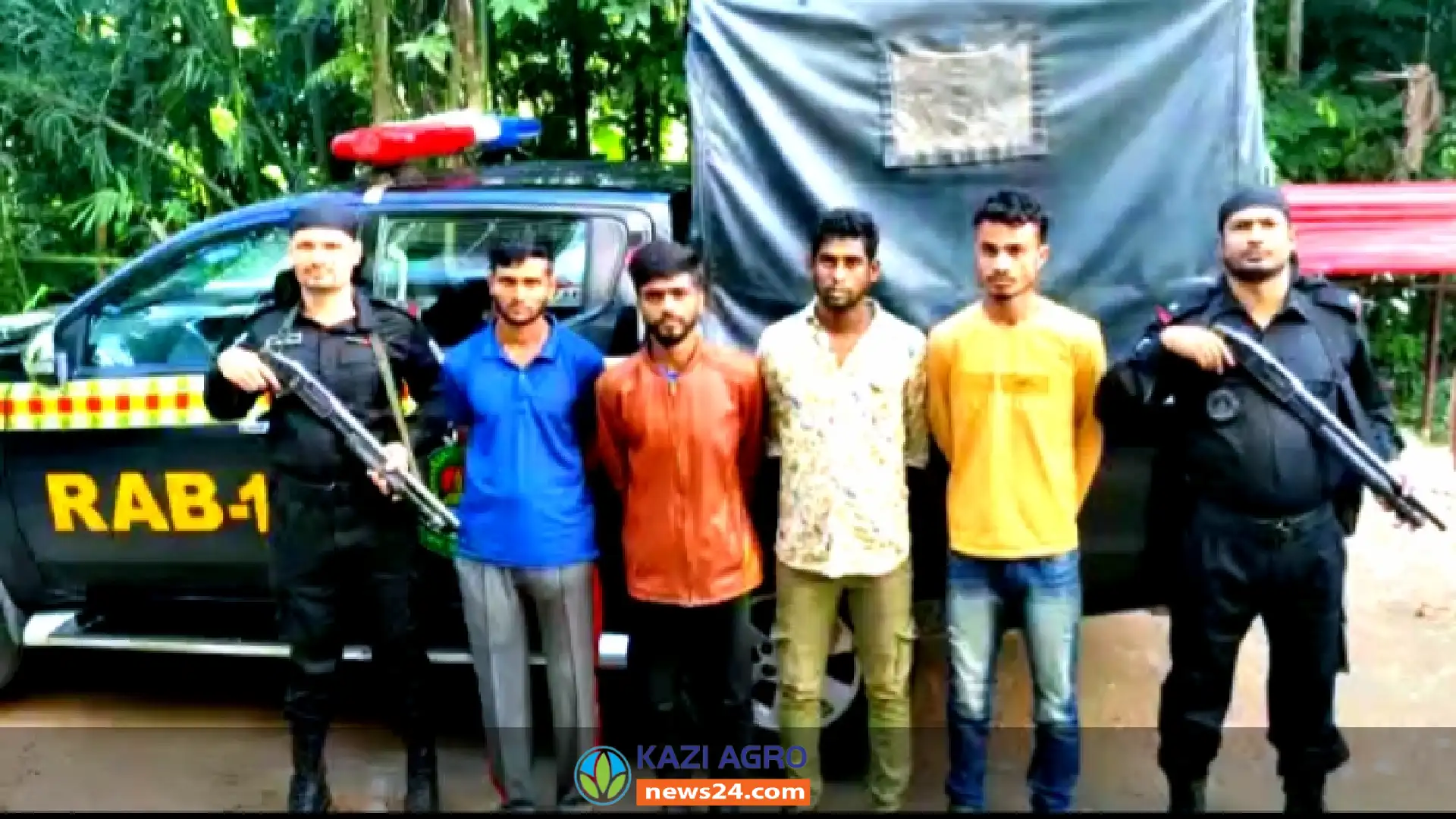 নোয়াখালীর বেগমগঞ্জে ৪ সন্ত্রাসীকে ২টি আগ্নেয়াস্ত্র ও গুলি সহ আটক করেছে র‍্যাব-১১