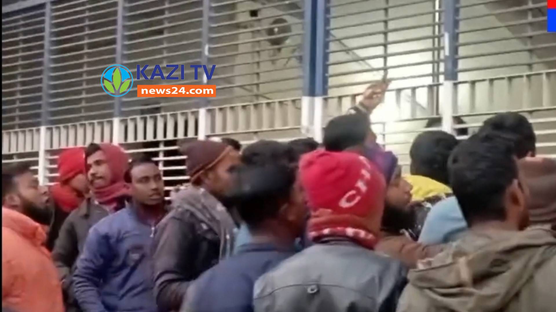 নৌকার প্রচারণায় ৫০০তে চুক্তি, ১০০ টাকা দেওয়ায় বিক্ষুব্ধ ভ্যান চালকদের সড়ক অবরোধ