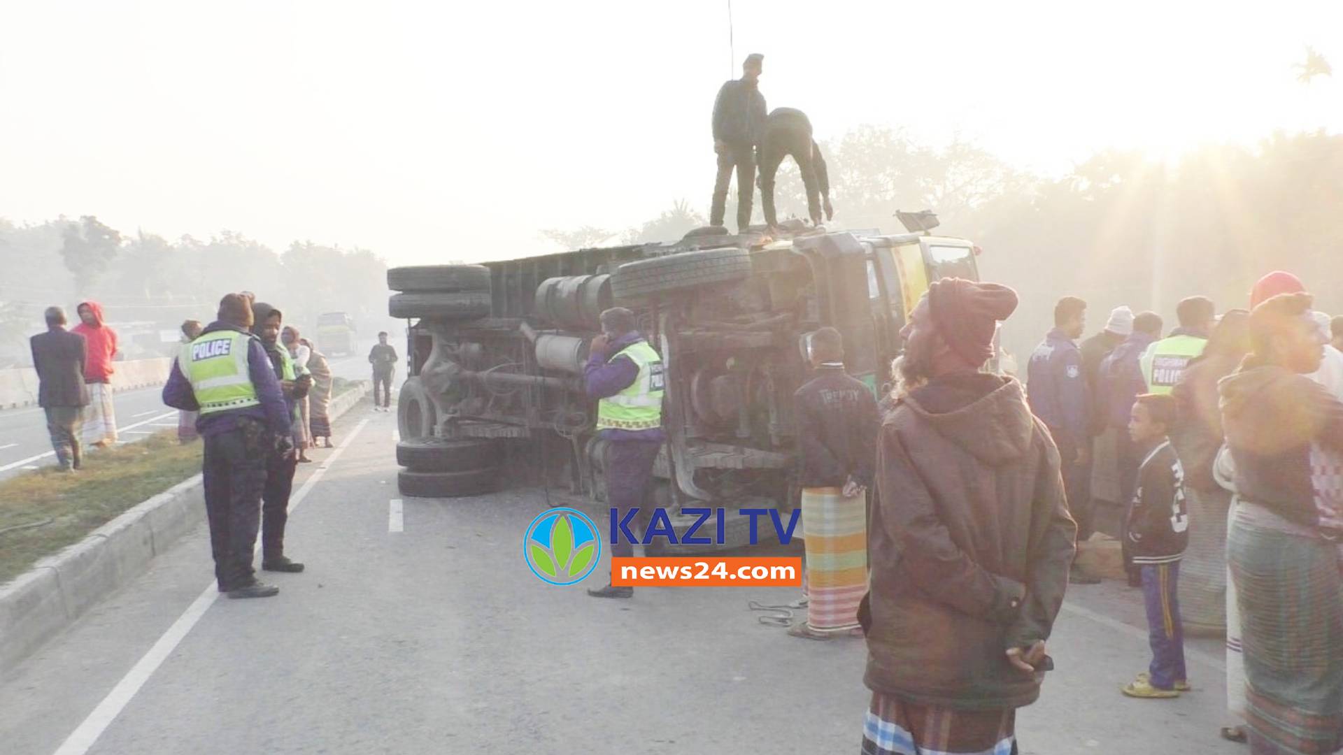 নড়াইলে  ট্রাক উল্টে একজন নিহত