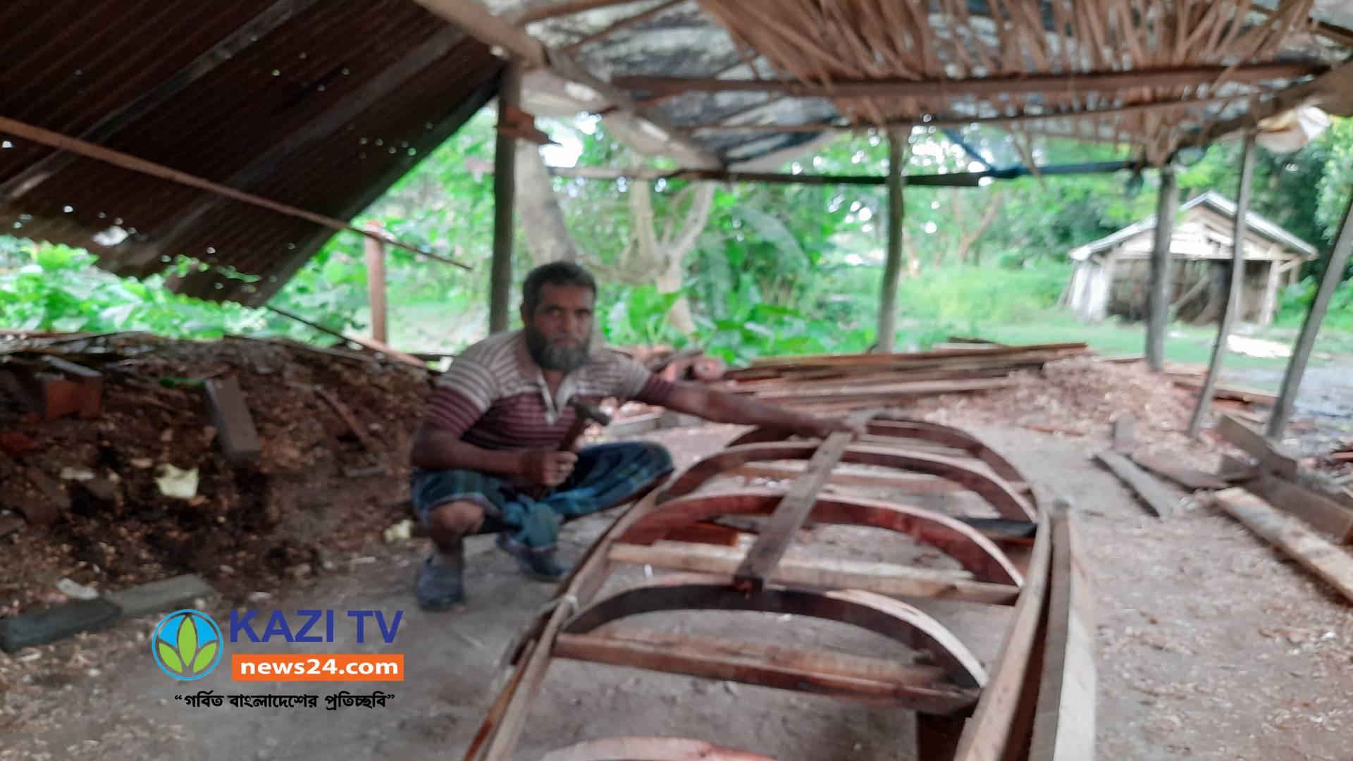 নড়াইলে নৌকা তৈরিতে ব্যস্ত সময় পারছে কারিগররা